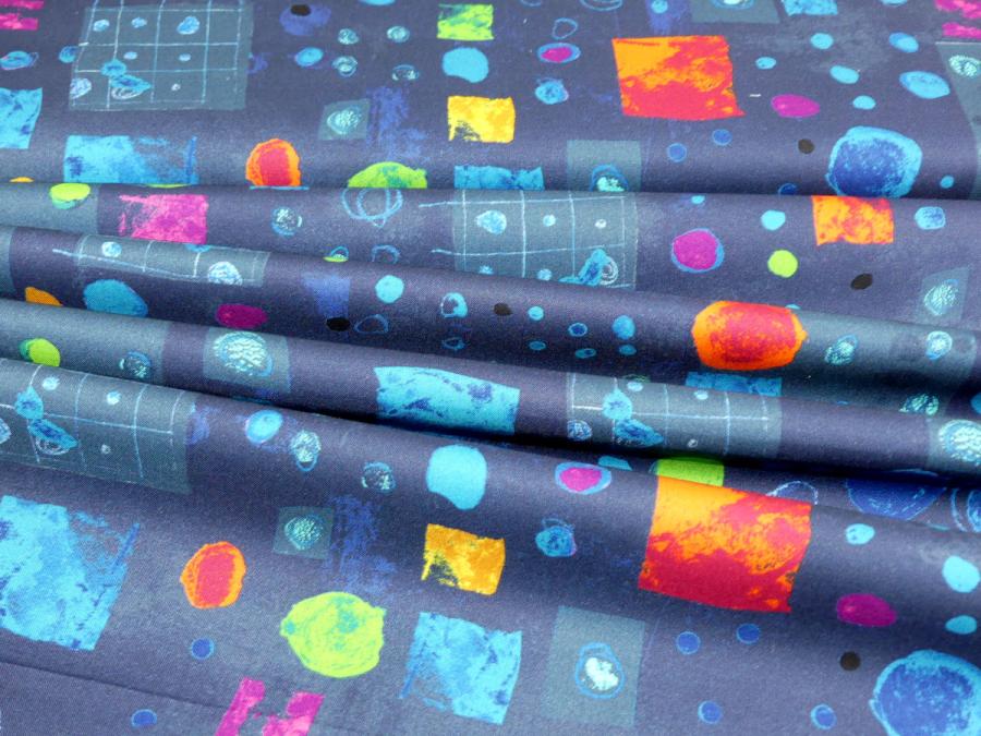 Preview: Patchworkstoff Windham Fabrics Presents dunkelblau mit bunten Formen Faltenwurf